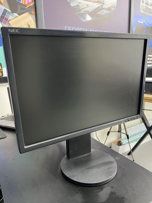 Монитор NEC MultiSync Регулируем Отличен като втори монитор