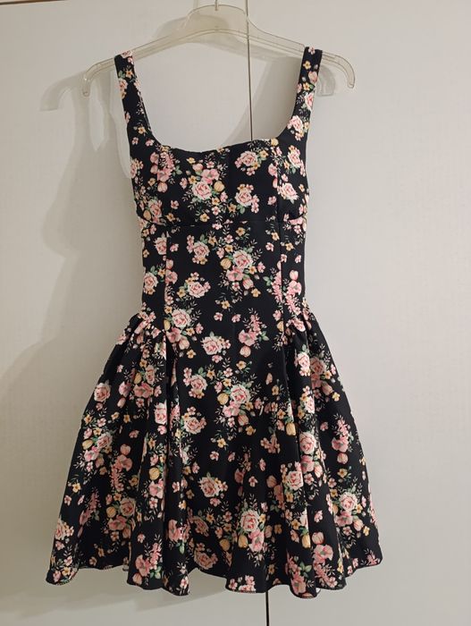 Красива рокля с гол гръб