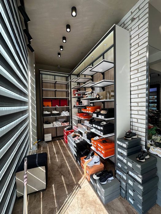 Готовые стелажи по современному дизайну для магазина одежды