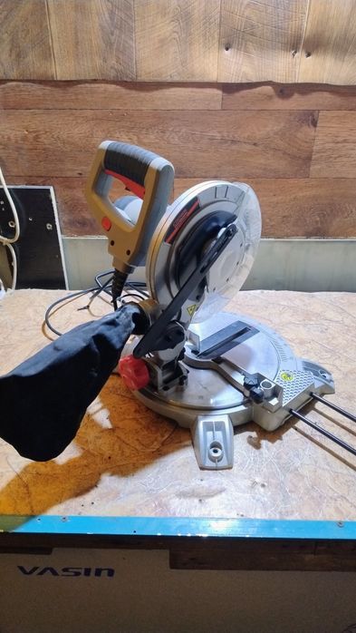 Торцовочная пила Crown