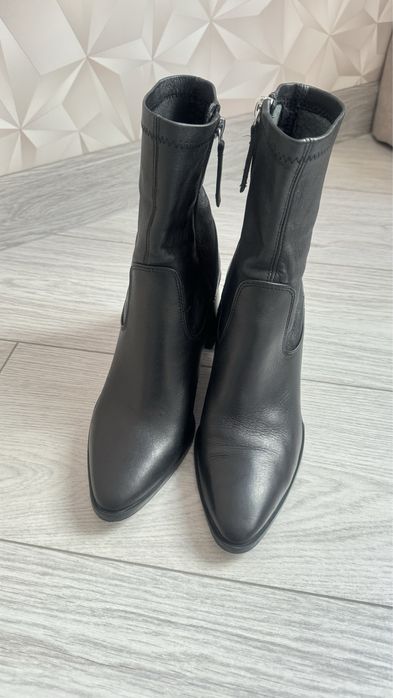 Кожаный осенний ботильон от Zara