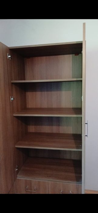Голям масивен гардероб