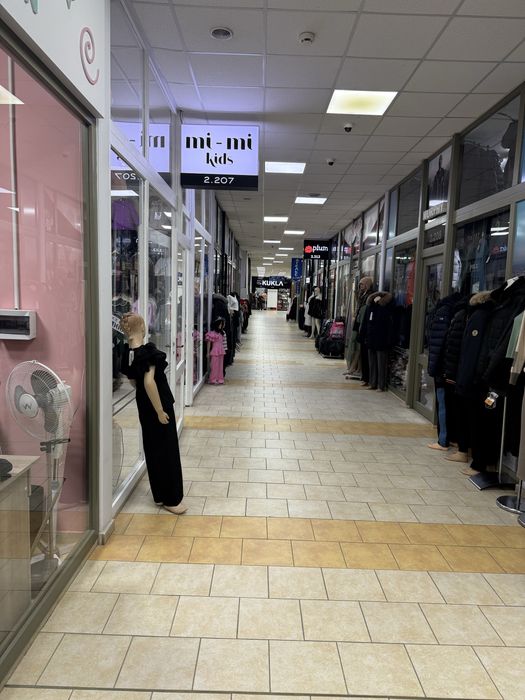 Бутик находиться в центральном ряду