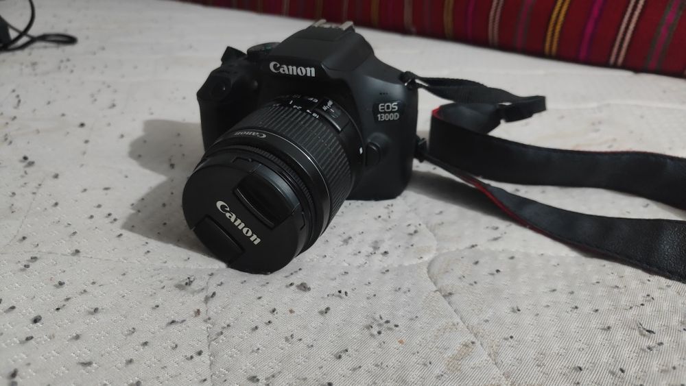 Aparat foto Canon EOS 1300D cu obiectiv 18-55mm