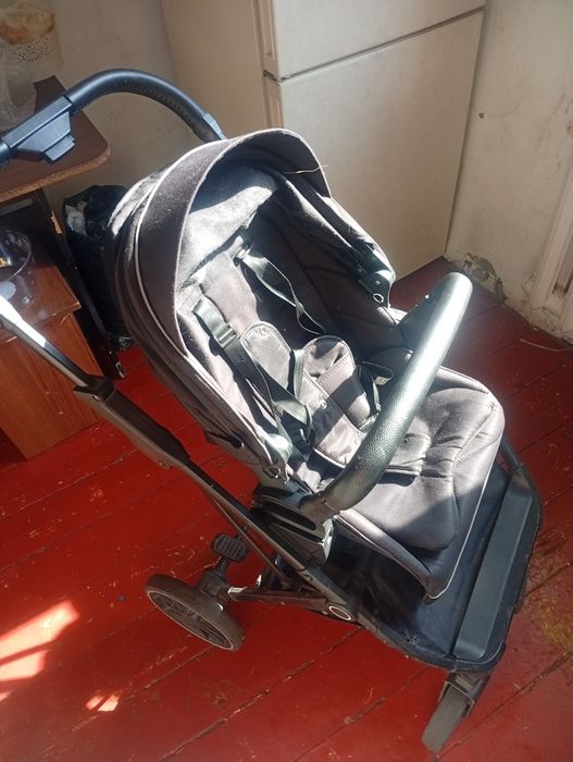 Продам коляску и зимние бошмаки