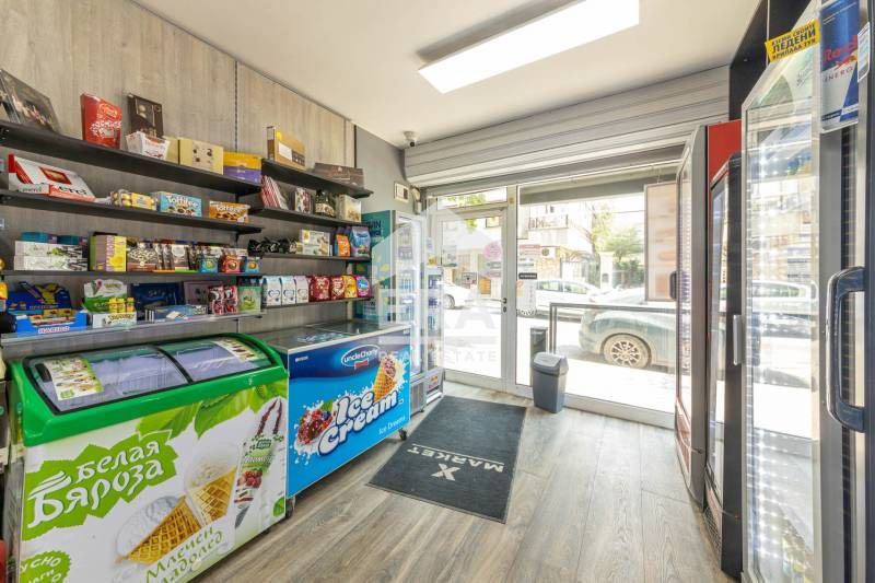 Оборудван, разработен, партерен магазин за продажба, с лице на оживена