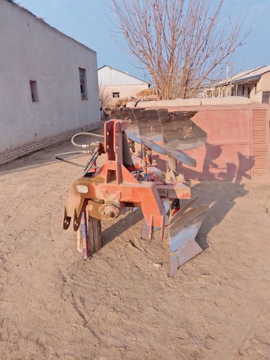 Трактор плуг ва пресподборщик сотилади