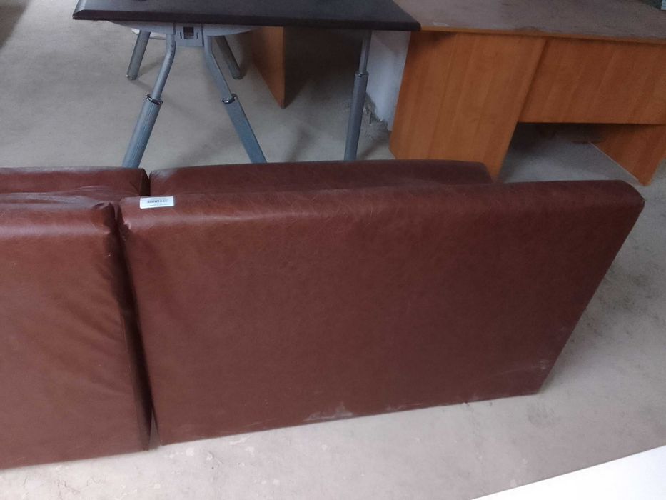 Коричневый диван.Оборудование