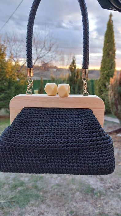 Плетена  чанта в черен цвят