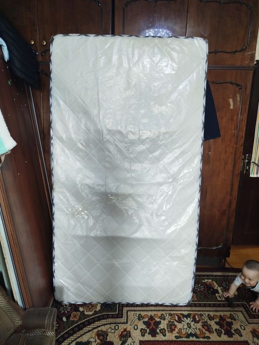 Matras yengide sarafani bor.