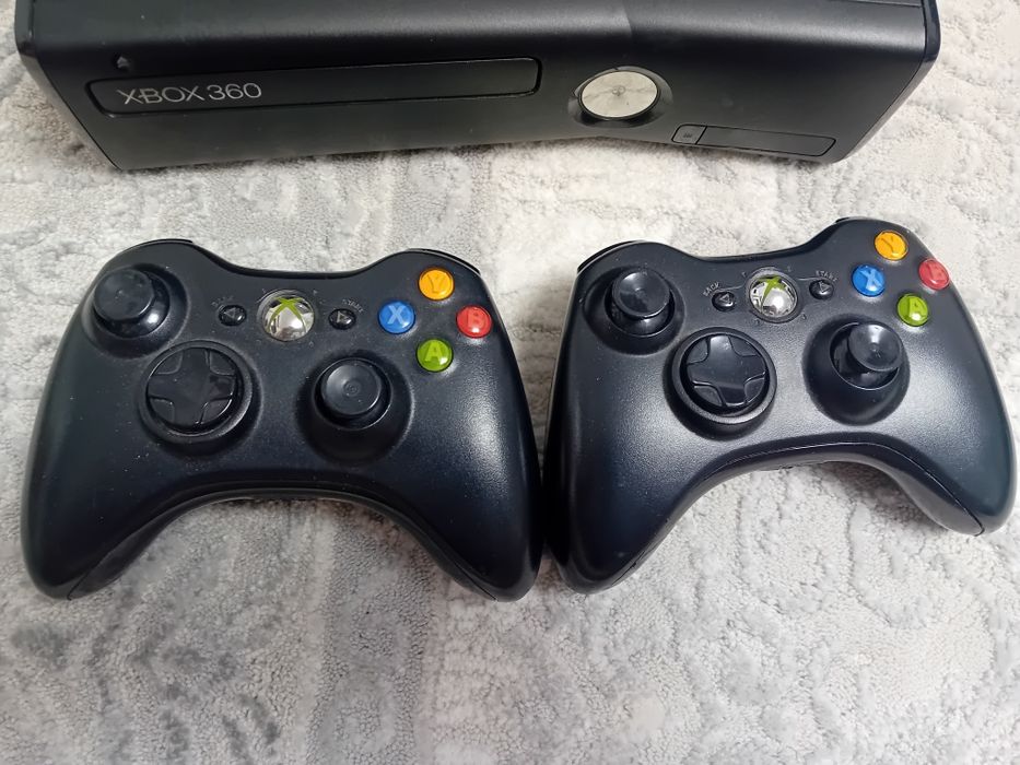 Xbox 360 ,merge bine ,are urme de uzură