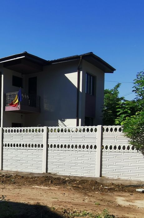 Gard din plăci și stâlpi prefabricate din beton armat și serviciu mont