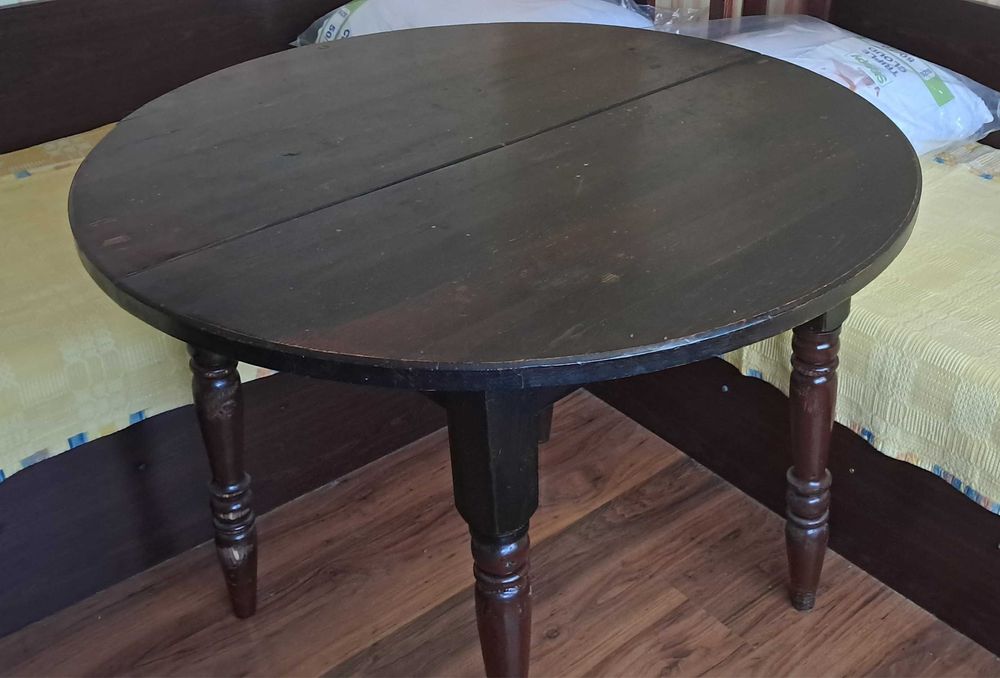 Разтегателна кръгла маса от дърво