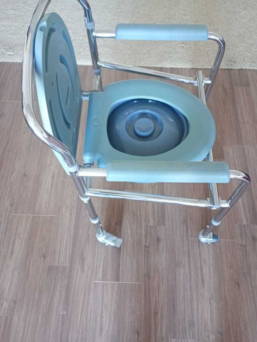 Scaun toaleta cu capac si roti