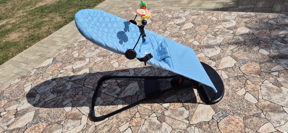 Balansoar ergonomic / Leagăn bebeluși Momcbebe albastru cu bară de jucării