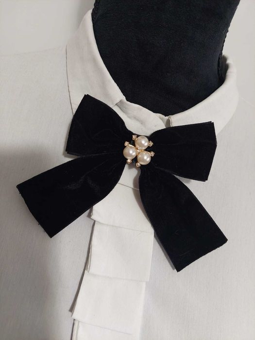 Broșă catifea neagră cu perle stil Meli Melo, fundă gât