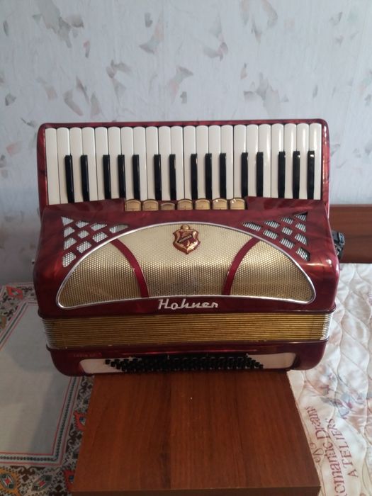 Продавам акордион хафнер 80 баса лучия 2 пи в отлично състояние