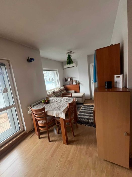 Продава тристаен апартамент в Хиподрума зад р-т Ниагара.