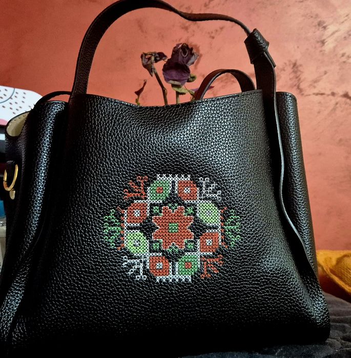 Чанта с бродирана шевица