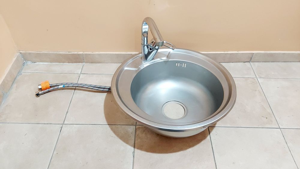 Умывальник круглый со смесителем