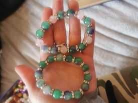 гривни от естествени камъни