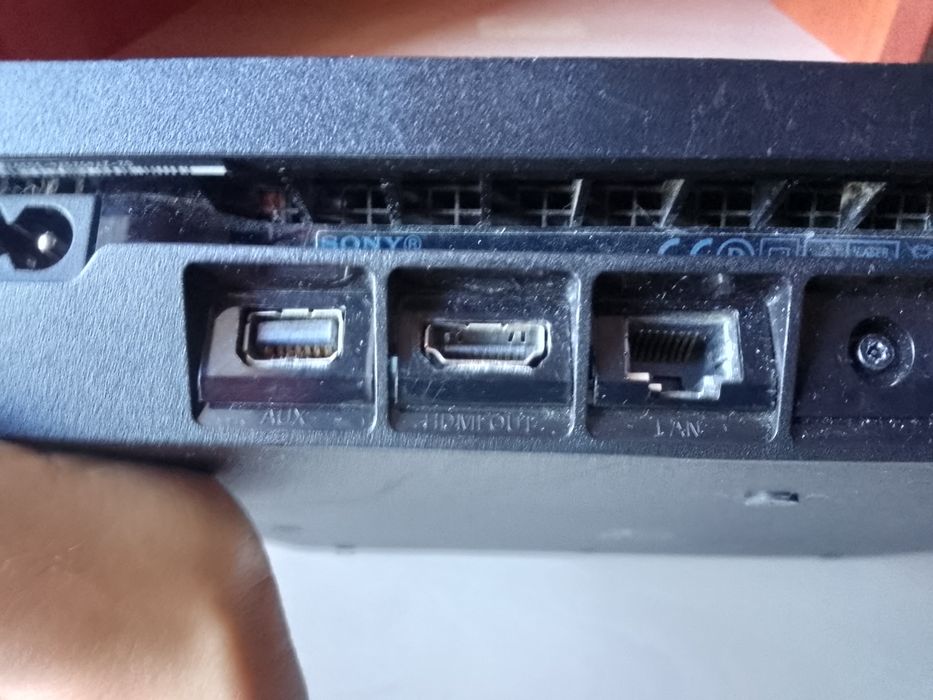 Vând PlayStation 4 de 1TB cu 12 jocuri și cu 1controller