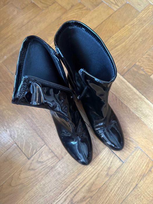 Botine negre cu toc din material lacuit