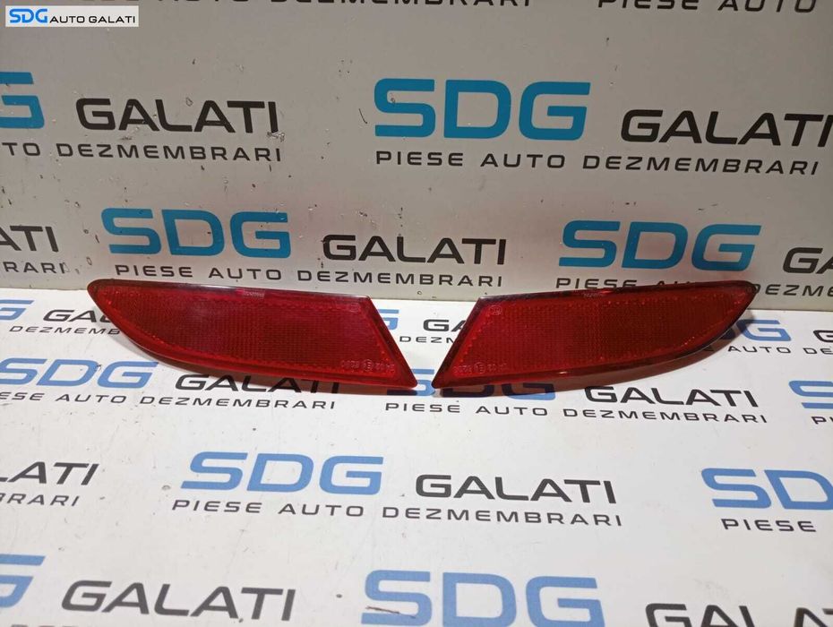 Set Reflectoare Catadioptru Ochi Pisica Stanga Dreapta Spoiler Bara Spate Ford Focus 3 2010 - 2018 Cod BM51-515C0-AE BM51-515B0-AE [M4984] [M4985]