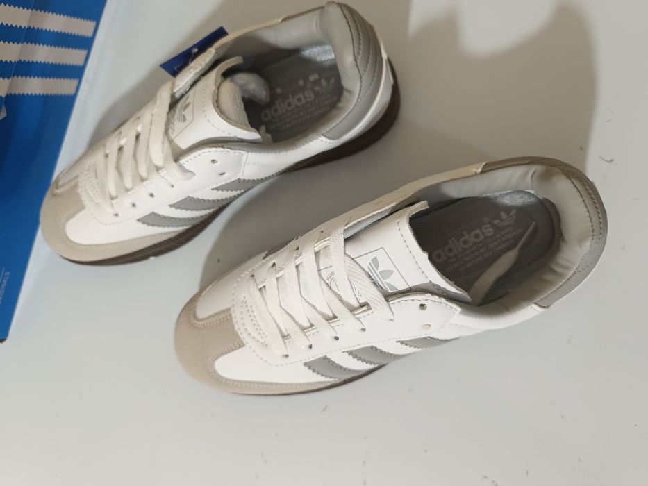 Женские кроссовки