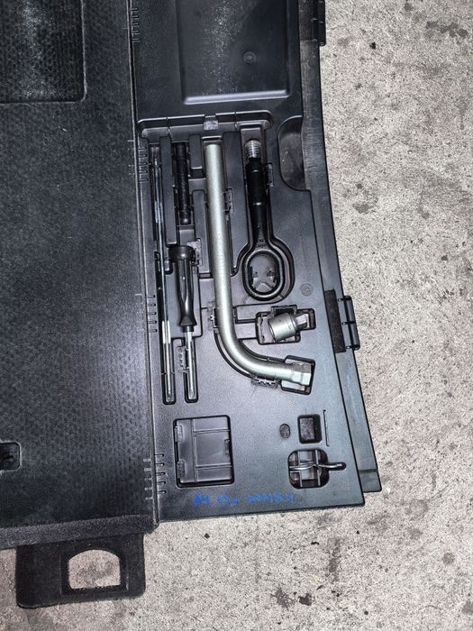 Комплект инструменти/ключ за резервна гума за Audi A4 B8