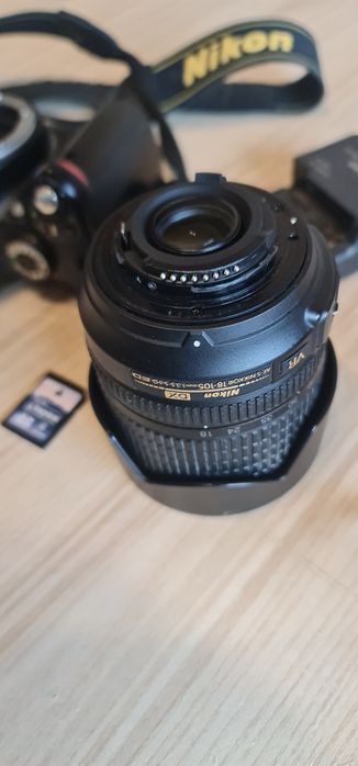 Nikon D60 cu obiectiv Nikon 18-105 VR, carc SD 4gb, incarcator și baterie 
Stare buna estetic și functional.