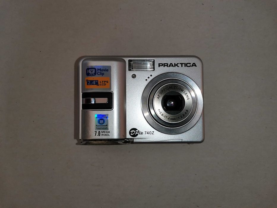фотоапарати "Смена 8М" и "PRAKTIKA DPix 740Z"
