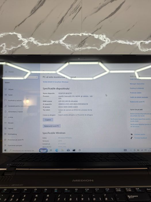 Laptop Medion Akoya cu touchscreen funcțional