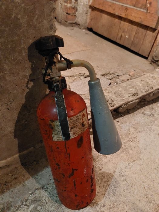 Продавам прахови пожарогасител