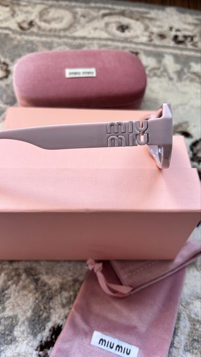Ochelari Miu Miu Roz “perfecti pentru un cadou”
