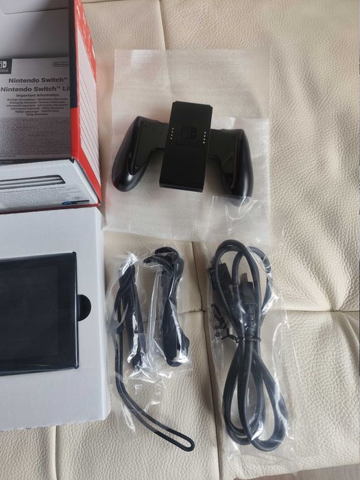 Nintendo Switch комплект + 1TB microSD + FIFA 21 – Отлично състояние