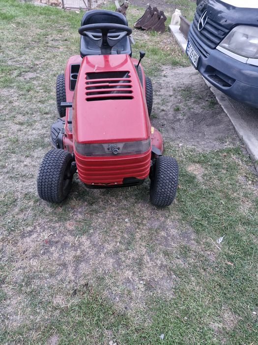 Tractoras gazon toro.