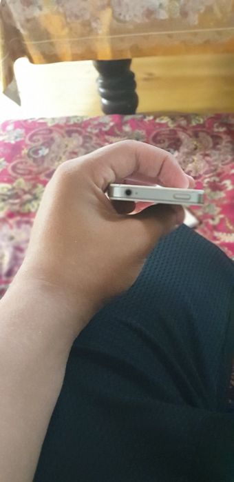 Iphane 4s holati yaxshi ekrani yorilgan