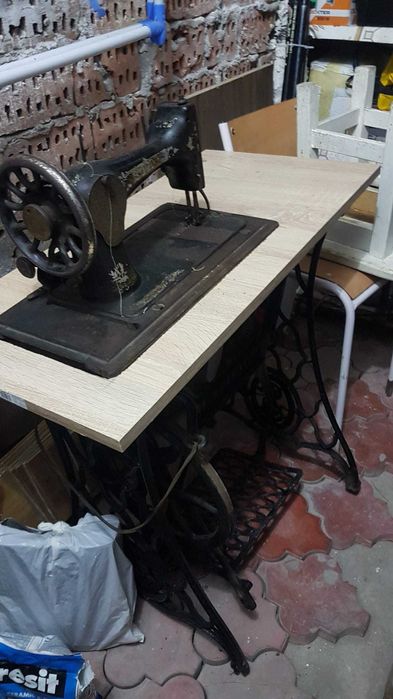 Masina de cusut SINGER foarte veche functionala