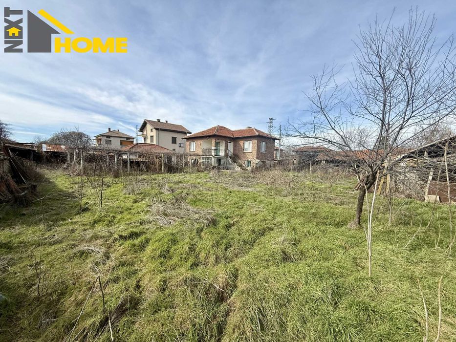 Самостоятелна двуетажна къща с дворно място и гараж