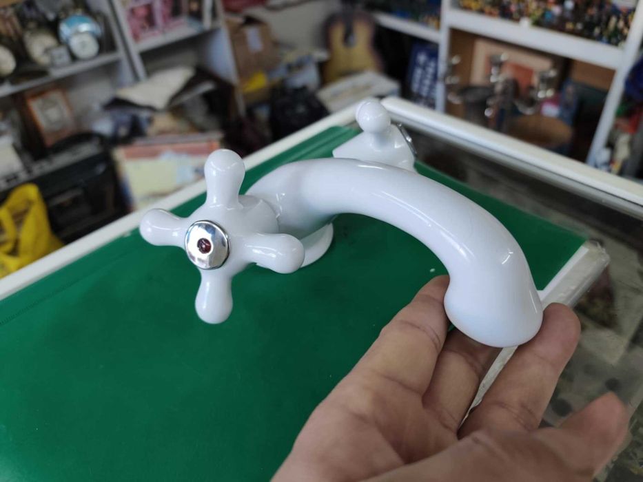 Нов бял смесител за мивка