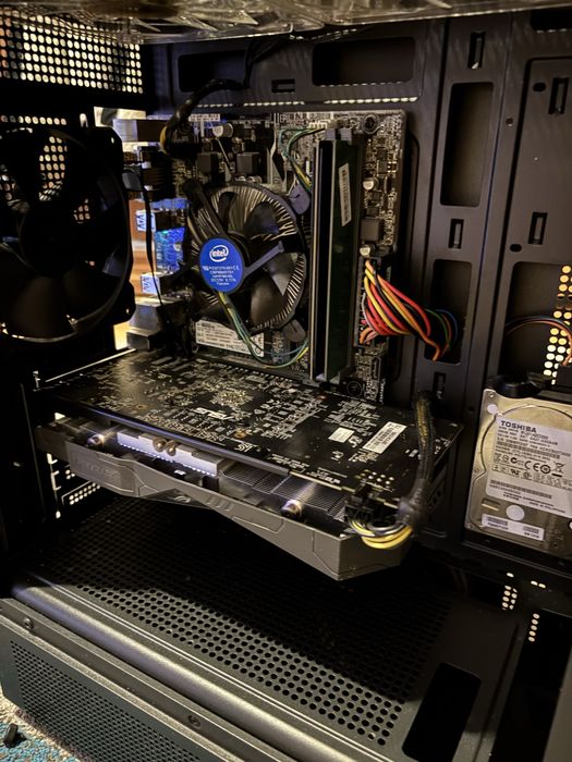 Vând pc cu intel i5 si radeon