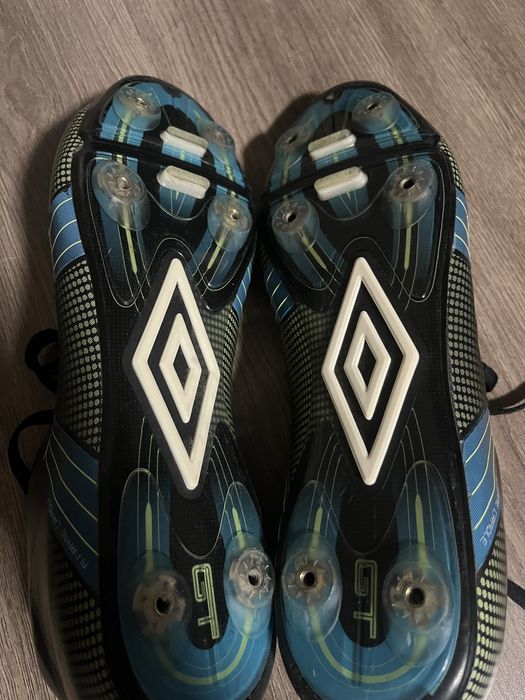 Бутонки на Umbro железни