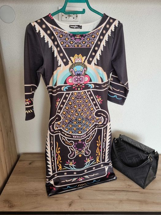 Елегантна рокля с интересен принт