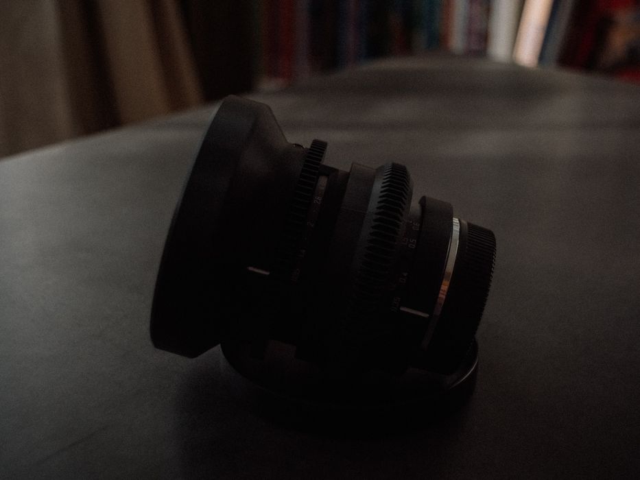 Продавам f0.95 35mm кино обектив