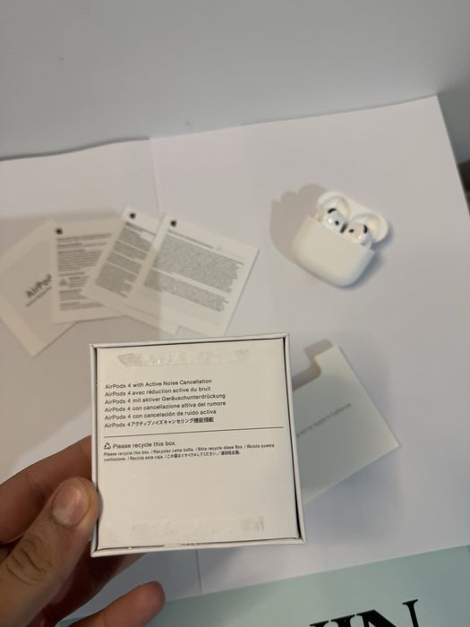 Air Pods 4 originale, cu noise cancelling si incarcare magsafe