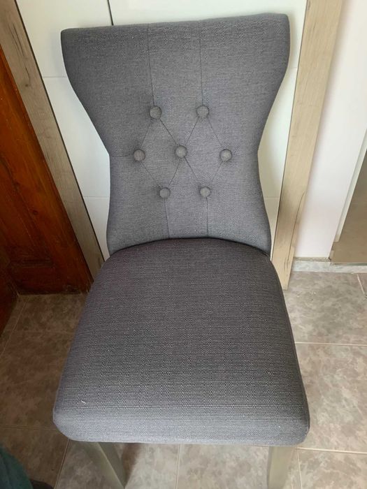 Продавам трепезни столове - английски 2 броя