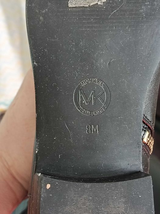 Продаются  женские  фирменные сапоги