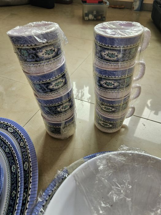 Продавам сервиз от здрава пластмаса .Удобен за пикник