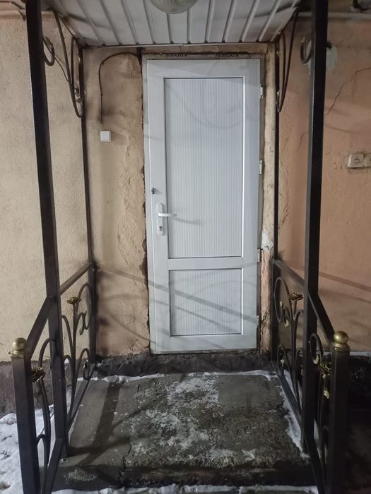 Продам пластиковую дверь.